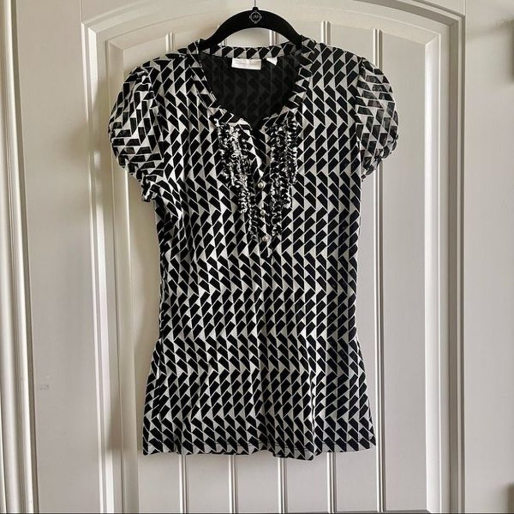New York & Company BlackWhite Geometric Print Ruffle Blouse;SZ S;Good Condition